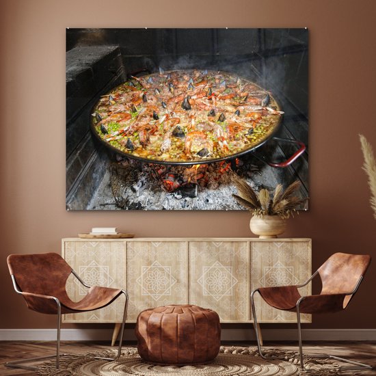 MuchoWow® Glasschilderij 160x120 cm - Schilderij acrylglas - Zeevruchtenrijst gekookt in een brandhou. Paella is een van de traditionele gerechten van Spanje - Foto op glas - Schilderijen