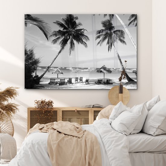 MuchoWow® Glasschilderij 150x100 cm - Schilderij acrylglas - Palmbomen en ligstoelen op het strand van Boracay - zwart wit - Foto op glas - Schilderijen