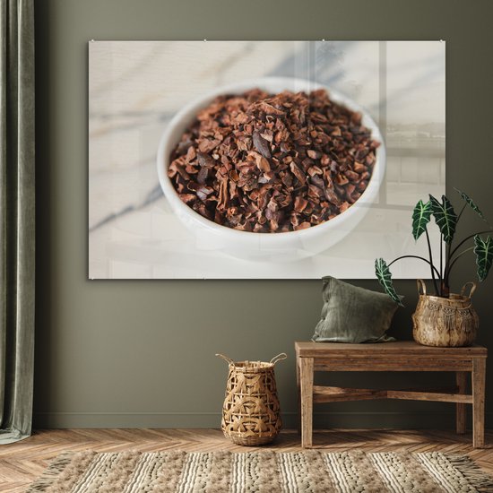 MuchoWow® Peinture sur verre 150x100 cm - Peinture sur verre acrylique - Fèves de cacao moulues dans une tasse en céramique sur une table en marbre - Photo sur verre - Peintures
