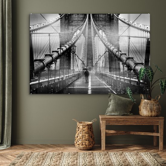 MuchoWow® Glasschilderij 150x100 cm - Schilderij acrylglas - Brooklyn brug tijdens de regen in zwart-wit - Foto op glas - Schilderijen