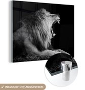MuchoWow® Glasschilderij 160x120 cm - Schilderij acrylglas - Leeuw - Zwart - Wit - Dier - Foto op glas - Schilderijen