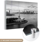 MuchoWow® Glasschilderij 90x60 cm - Schilderij acrylglas - New York - Vrijheidsbeeld - Skyline - Zwart - Wit - Foto op glas - Schilderijen