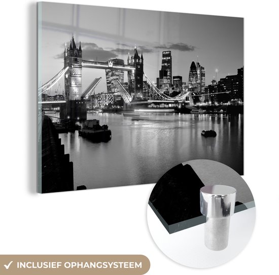 MuchoWow® Glasschilderij 60x40 cm - Schilderij glas - Een geopende Tower Bridge in Londen - zwart wit - Foto op acrylglas - Schilderijen