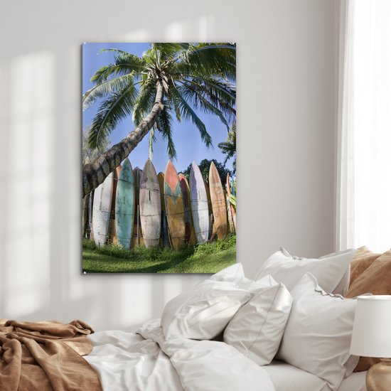 MuchoWow® Peinture sur verre 60x90 cm - Peinture sur verre acrylique - Un palmier près d'une rangée de planches de surf - Photo sur verre - Peintures