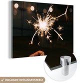 MuchoWow® Glasschilderij 150x100 cm - Schilderij acrylglas - Hand die kindervuurwerk vasthoudt - Foto op glas - Schilderijen