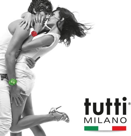Een stel kust, de vrouw draagt een rode en de man een groene Tutti Milano armband.