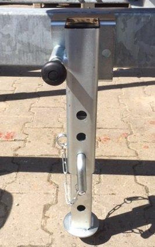 Gedetailleerde close-up van een zilverkleurige, kantelbare steunpoot met metalen ketting en veiligheidspin.