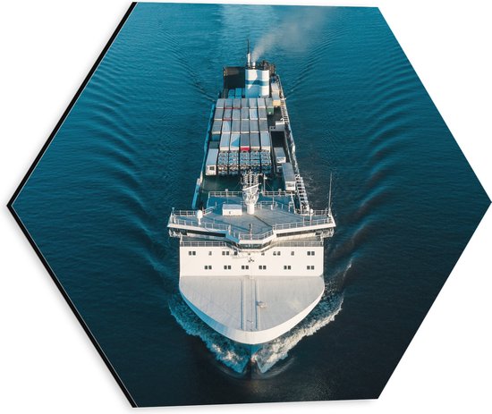 Dibond Hexagon - Vooraanzicht van Groot Vrachtschip Varend op de Zee - 30x26.1 cm Foto op Hexagon (Met Ophangsysteem)