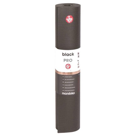 Zwarte Manduka PRO yogamat, opgerold met label.