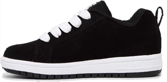 Zwarte DC Shoes sneaker met witte veters en een witte zool.