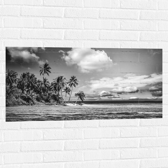 Muursticker - Rij Palmbomen langs Rustige Zee (Zwart- wit) - 100x50 cm Foto op Muursticker