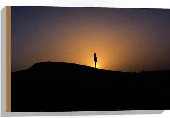 WallClassics - Hout - Silhouet Persoon op een Berg - 60x40 cm - 9 mm dik - Foto op Hout (Met Ophangsysteem)