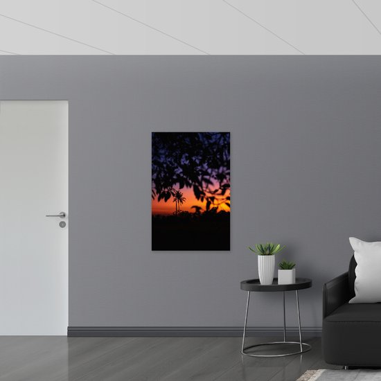 WallClassics - Panneau en mousse PVC - Silhouette de feuilles sur des Buissons au soleil du soir - Photo 70x105 cm sur panneau en mousse PVC (avec système de suspension)
