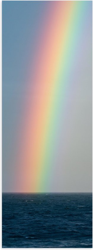 WallClassics - Poster Glanzend – Heldere Regenboog Landend in Zeewater - 20x60 cm Foto op Posterpapier met Glanzende Afwerking