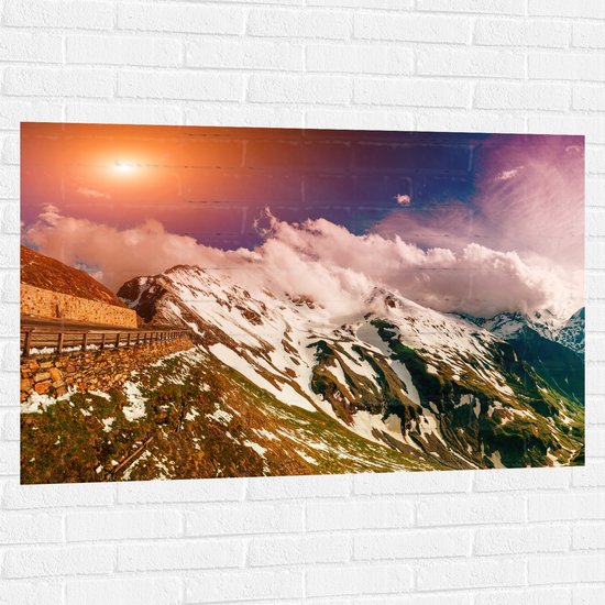 Muursticker - Bergtoppen in Dicht Wit Wolkenveld bij Zonsondergang - 120x80 cm Foto op Muursticker