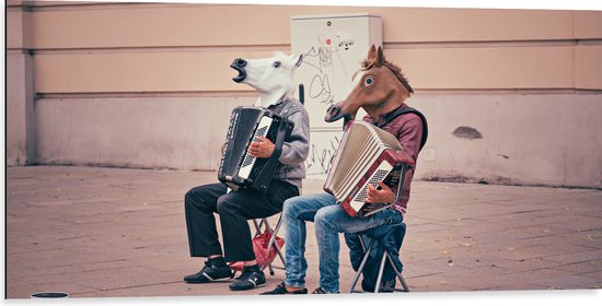 Dibond - Twee Personen met Paarden Maskers Spelend op Accordeon - 100x50 cm Foto op Aluminium (Wanddecoratie van metaal)