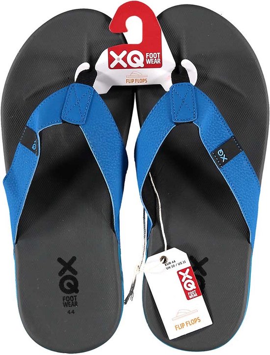 Grijze teenslippers met blauwe bandjes, labels met XQ Footwear en Flip Flops.