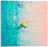 PVC Schuimplaat- Bovenaanzicht van Vrouw Liggend op Floatie in Heldere Oceaan - 50x50 cm Foto op PVC Schuimplaat