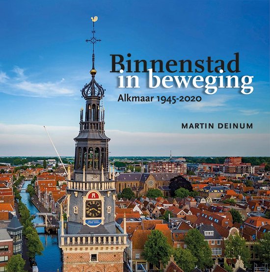 De kaft van het boek 'Binnenstad in beweging Alkmaar 1945-2020' door Martin Deinnum. Een luchtfoto van de Waag en omgeving.