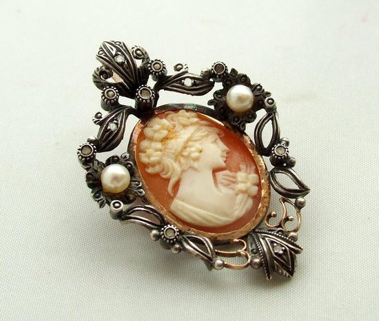 Broche ancienne avec diamant rose et perle