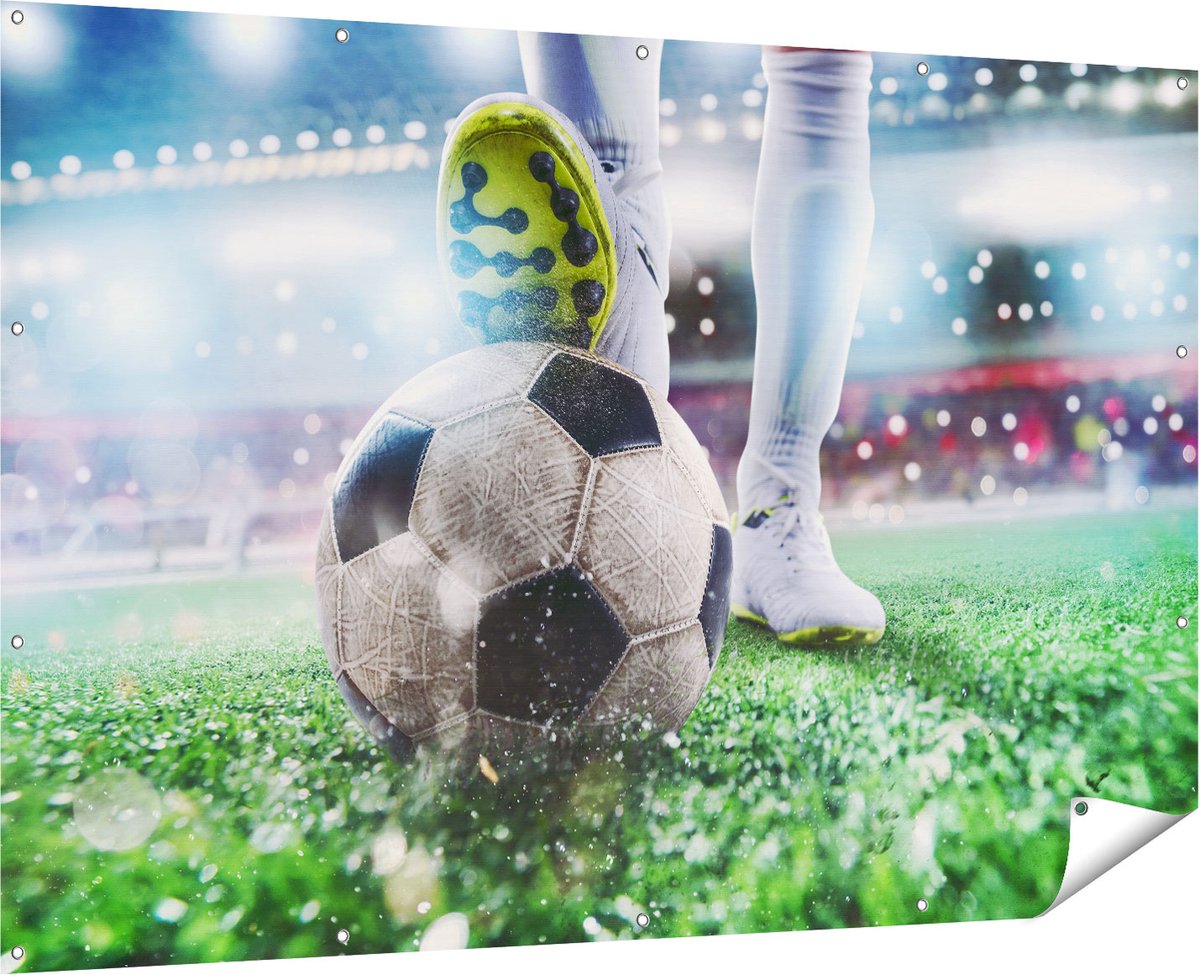 Gards Tuinposter Voetbalspeler met de Bal in het Stadion - 180x120 cm - Tuindoek - Tuindecoratie - Wanddecoratie buiten - Tuinschilderij Multikleur