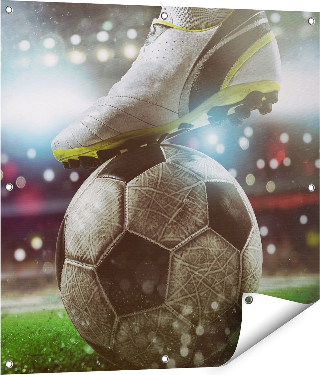 Gards Tuinposter Voetbal Aftrap met de Bal in het Stadion - 80x80 cm - Tuindoek - Tuindecoratie - Wanddecoratie buiten - Tuinschilderij Multikleur