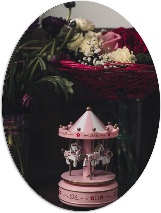 Dibond Ovaal - Miniatuur Roze Draaimolen bij Vazen met Bloemboeketten - 72x96 cm Foto op Ovaal (Met Ophangsysteem)