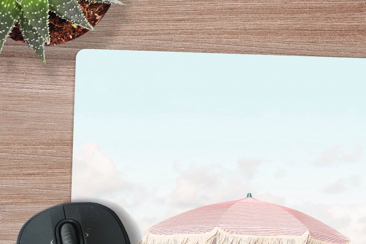 Muismat XXL 50x50 cm - Bureau onderlegger - Bureau mat Parasol - Strand - Zee - Wolken - Bureaumat - Gaming mousepad xl - Bureaulegger groot - Computer deskmat