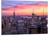 WallClassics - Dibond - Uitzicht over de Stad New York bij Zonsopkomst - 100x75 cm Foto op Aluminium (Met Ophangsysteem)
