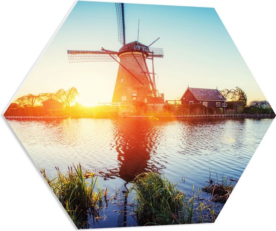 WallClassics - Feuille de mousse PVC Hexagone - Lumière du soleil le long d'un moulin hollandais sur l' Water - 70x60,9 cm Photo sur Hexagone (avec système de suspension)