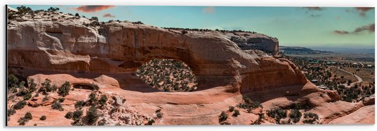 WallClassics - Dibond - Uitzicht vanaf Rots over Wolken en Rotsen in het Arches National Park in Utah, Amerika - 60x20 cm Foto op Aluminium (Wanddecoratie van metaal)