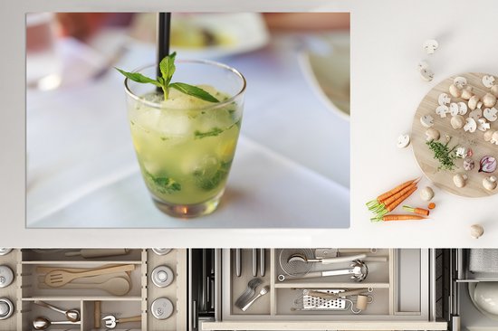 KitchenYeah® Inductie beschermer 76x51.5 cm - Overheerlijke Mojito in een rond glas - Kookplaataccessoires - Afdekplaat voor kookplaat - Inductiebeschermer - Inductiemat - Inductieplaat mat