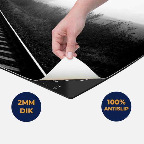Chefcare Inductie Beschermer Spoorweg Rails tijdens de Herfst met Mist - Zwart Wit - 75x50 cm - Afdekplaat Inductie - Kookplaat Beschermer - Inductie Mat