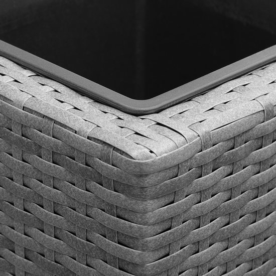 Detail van de hoek van de grijze vlechtwerk plantenbak met een glazen rand.