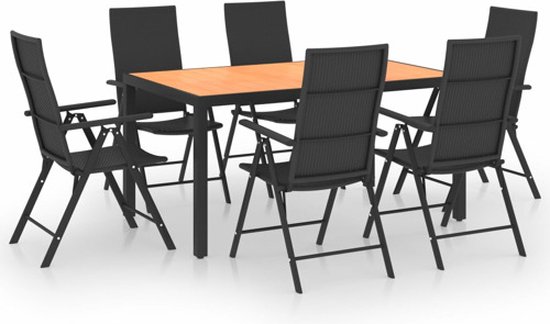 Zes zwarte tuinstoelen met een tafel met bruin tafelblad.