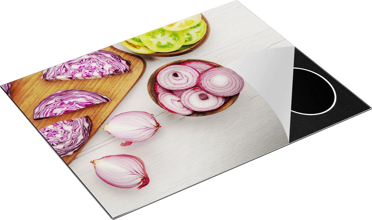 Chefcare Inductie Beschermer Gesneden Uien op een Witte Houten Tafel - 77x59 cm - Afdekplaat Inductie - Kookplaat Beschermer - Inductie Mat
