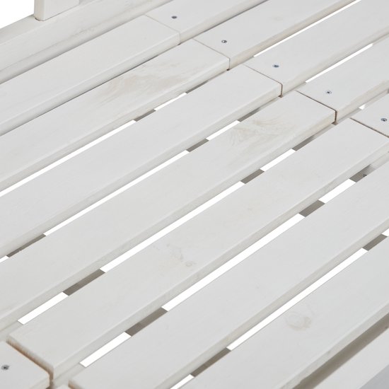 Detail van de witte houten lamellen van een tuinbank.