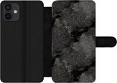 Bookcase Geschikt voor iPhone 12 telefoonhoesje - Marmer print - Glitter - Goud - Zwart - Patronen - Met vakjes - Wallet case met magneetsluiting