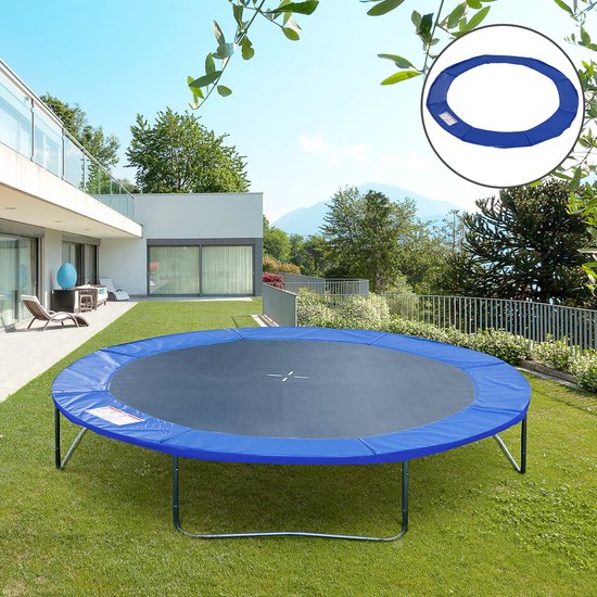 Blauwe trampoline rand ligt op gras naast een huis, met een ingezoomde weergave van de rand.