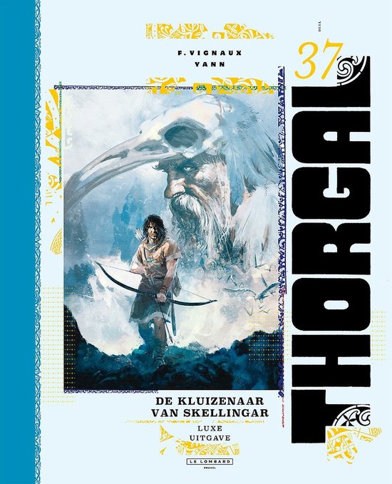 Stripboek cover 'De kluizenaar van Skellingar' met een jonge man met pijl en boog, staand voor een oude, wijze man met een grote vogel schedel helm.