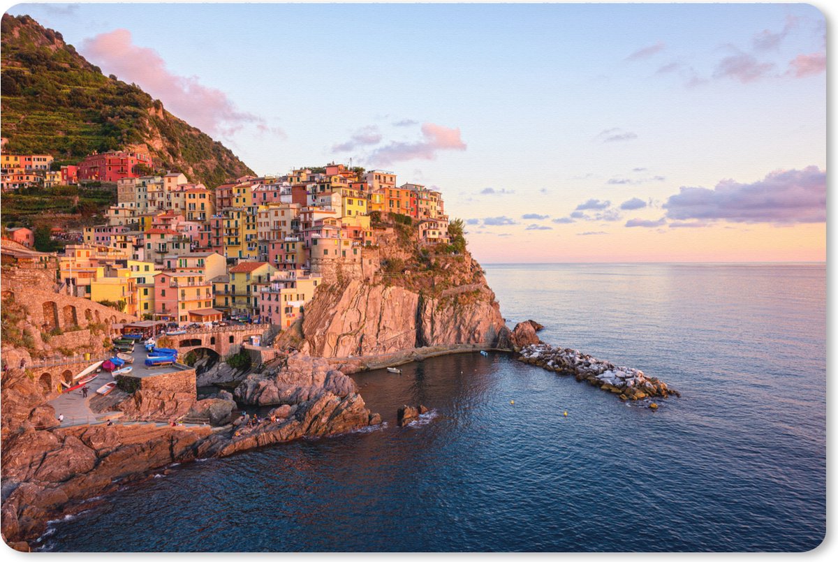 Muismat XXL 120x80 cm - Bureau onderlegger - Bureau mat Een oranje gekleurd Cinque Terre door de laagstaande zon in Italië - Bureaumat - Gaming mousepad xl - Bureaulegger groot - Computer deskmat