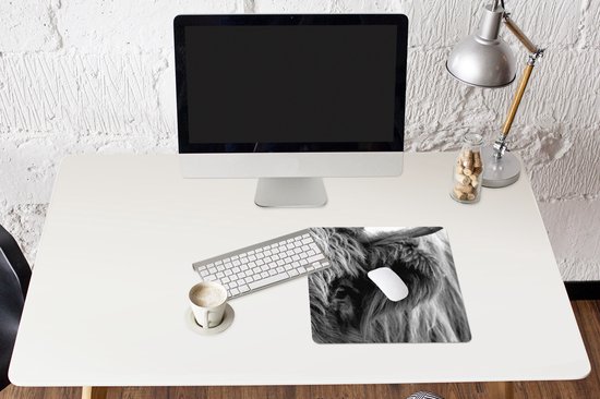 Muismat XXL 40x40 cm - Bureau onderlegger - Bureau mat Schotse Hooglander - Oog - Zwart - Wit - Bureaumat - Gaming mousepad xl - Bureaulegger groot - Computer deskmat