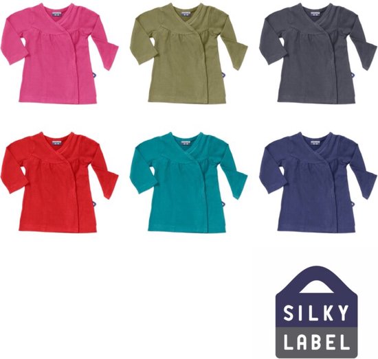 Zeven wikkelvestjes in verschillende kleuren: fuchsia, olijfgroen, grijs, rood, turquoise, blauw.