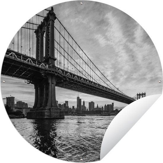 Tuincirkel Wolkenlucht boven de Brooklyn Bridge in New York bij zonsondergang - zwart wit - 120x120 cm - Ronde Tuinposter - Buiten XXL / Groot formaat!