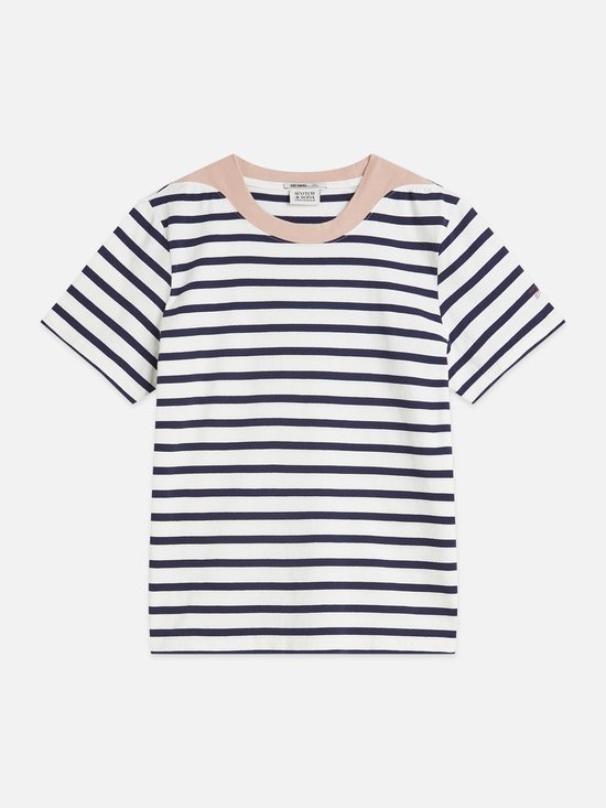 Wit t-shirt met marineblauwe strepen en een roze halsboord.