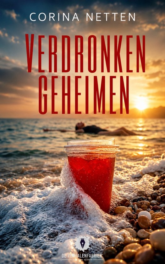 Boekcover 'Verdronken Geheimen' met rode tekst op een strand met een glas rode drank op de voorgrond en de zonsondergang op de achtergrond.