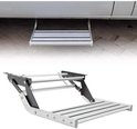 Inklapbare aluminium campertrap met zwarte antislipstrips, gemonteerd onder een voertuig.