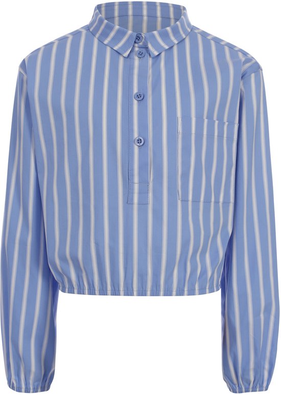 Blauwe blouse met verticale witte strepen, kraag, knopen en borstzakje.