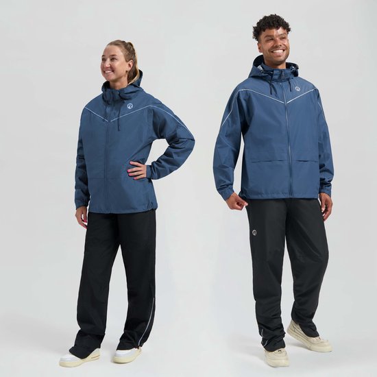 Blauw waterdicht regenpak van Rogelli met reflecterende biezen. Zowel de dames als de heren dragen een zwarte regenbroek.