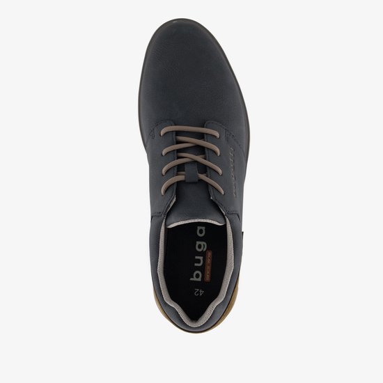 Binnenaanzicht van een donkerblauwe sneaker met veters en Bugatti logo.